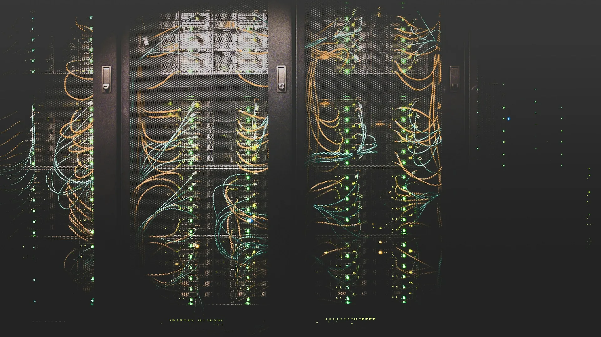 Cloud migration server infrastructure and network cabling: Monolith to Serverless: A Zero-Downtime Migration Framework