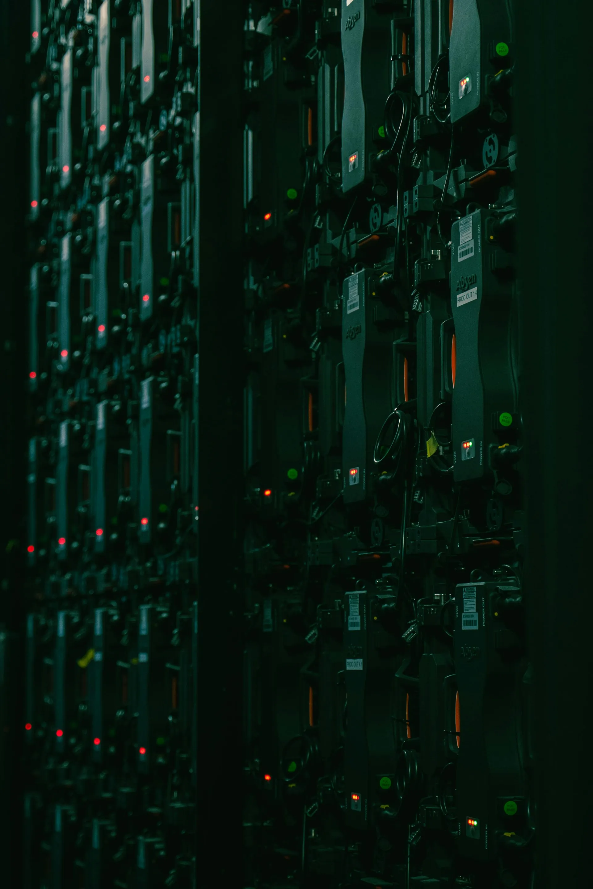 Database migration architecture server hardware: Monolith to Serverless: A Zero-Downtime Migration Framework