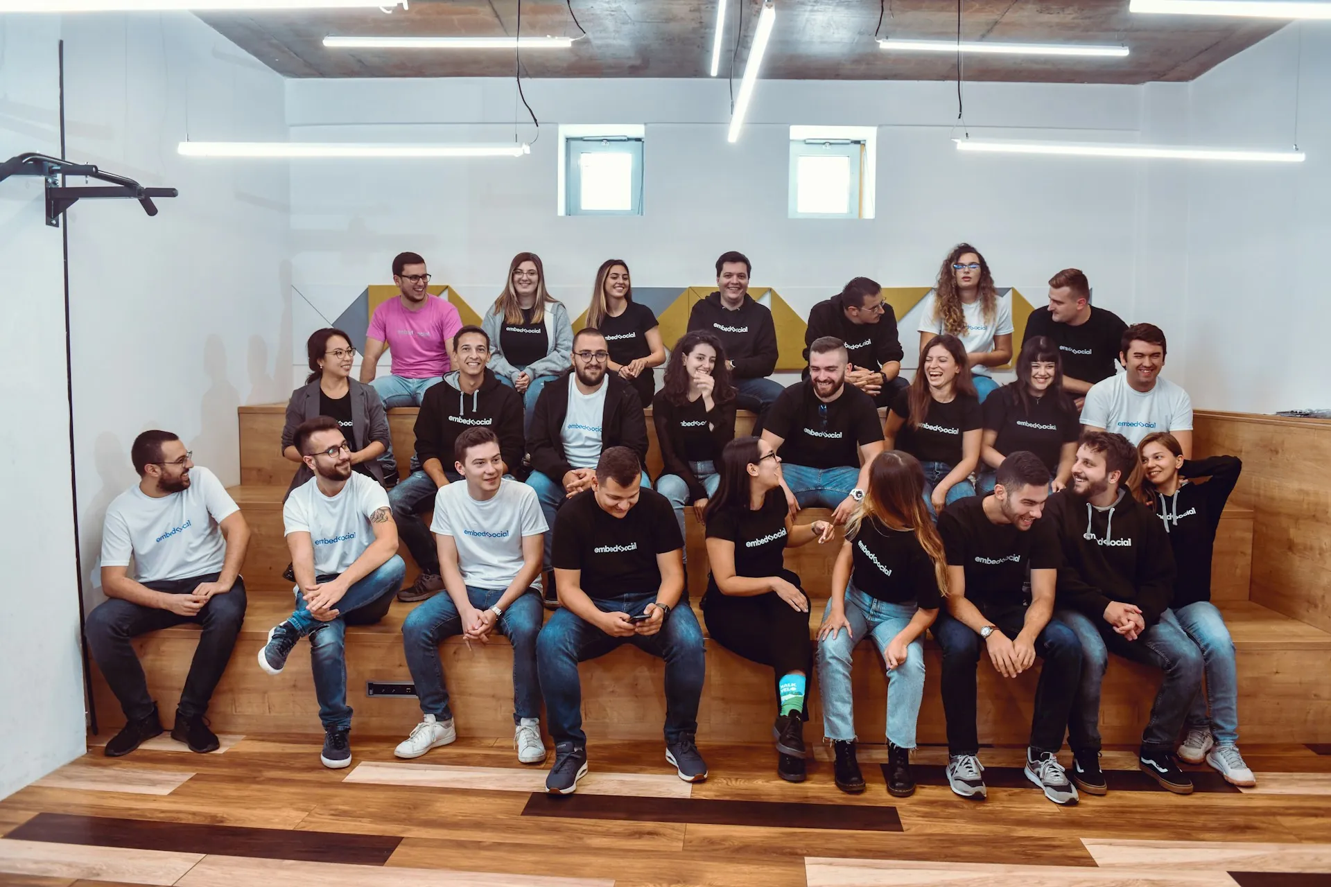 SaaS product team meeting and sprint planning: Native vs Cross-Platform: A Mobile App Development Playbook